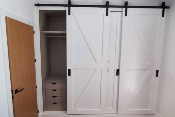 armarios-madera-a-medida-madera-maciza-corredera