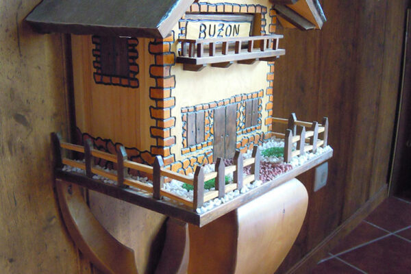 buzon de madera carpinteria en el casar