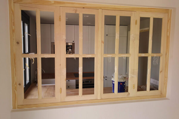 carpintero ventana de madera realizada a medida